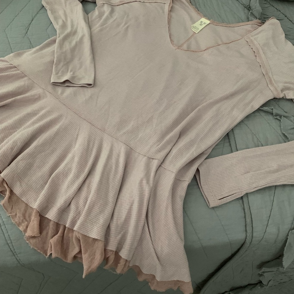 Free People light weight top with cute ruffle bottom